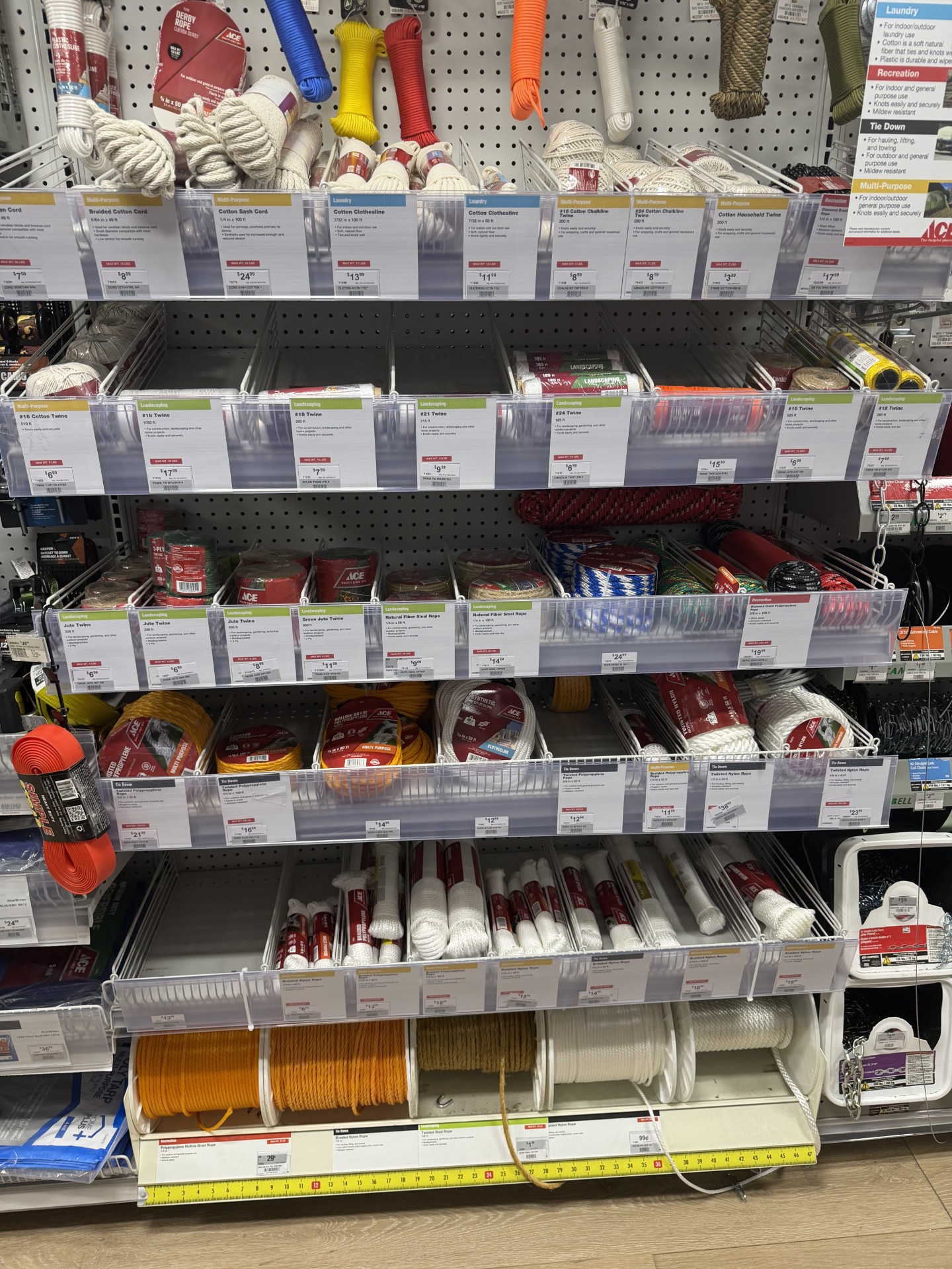 Shelves of rope, twine, clothesline and sisal in nylon, cotton and polypropylene