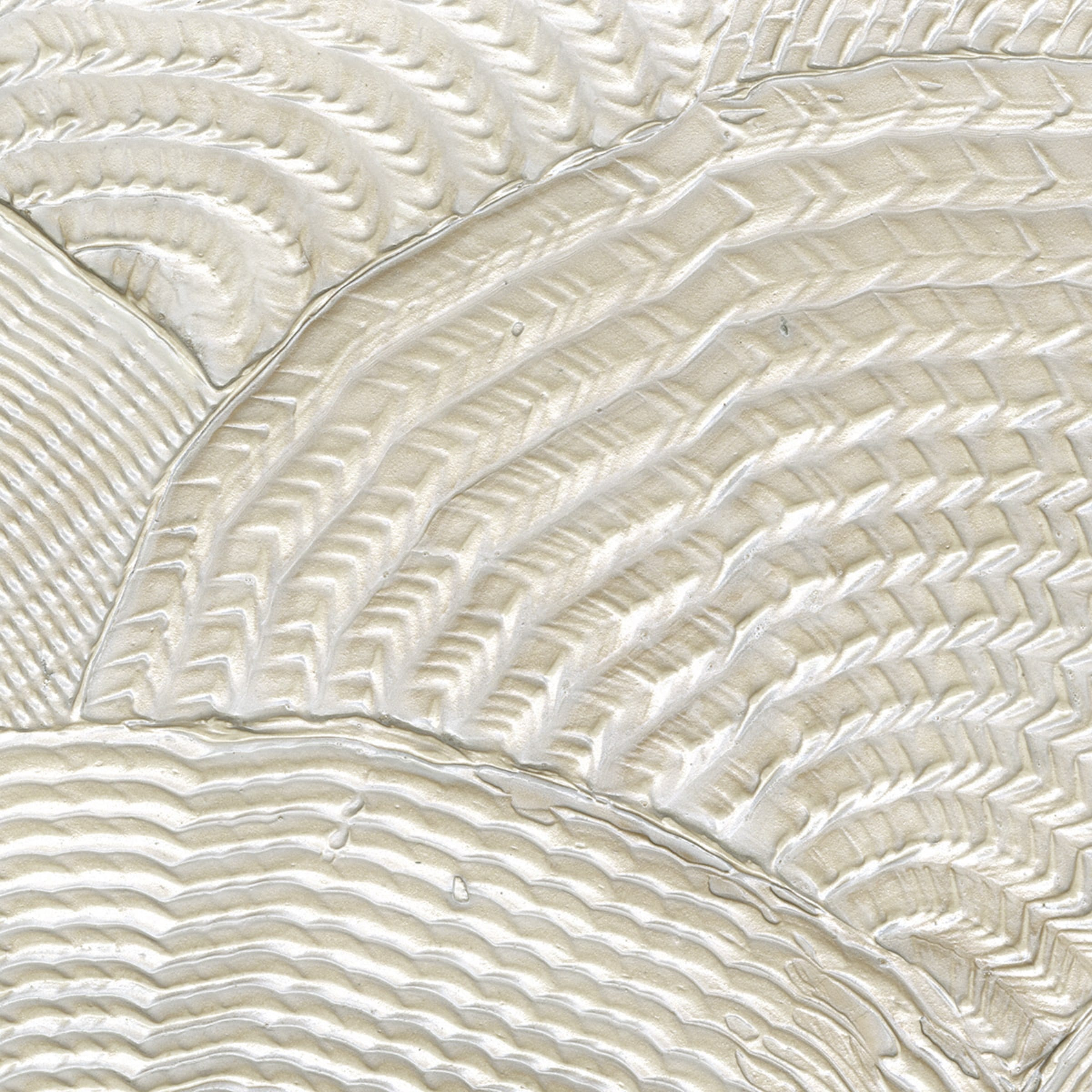 Élitis Calyptra — Éclat de nacre 80% Gesso acrylique 10% PU 5% Pigment 5% Metallic powder on non woven backing wallpaper in Éclat de nacre