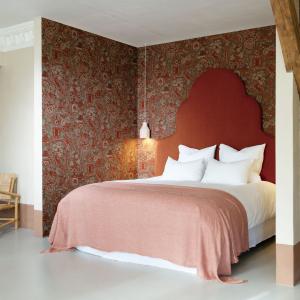 Arte Brocade — Vermilion wallpaper detail