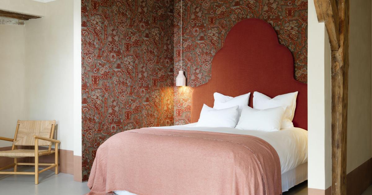 Arte Brocade — Vermilion wallpaper detail