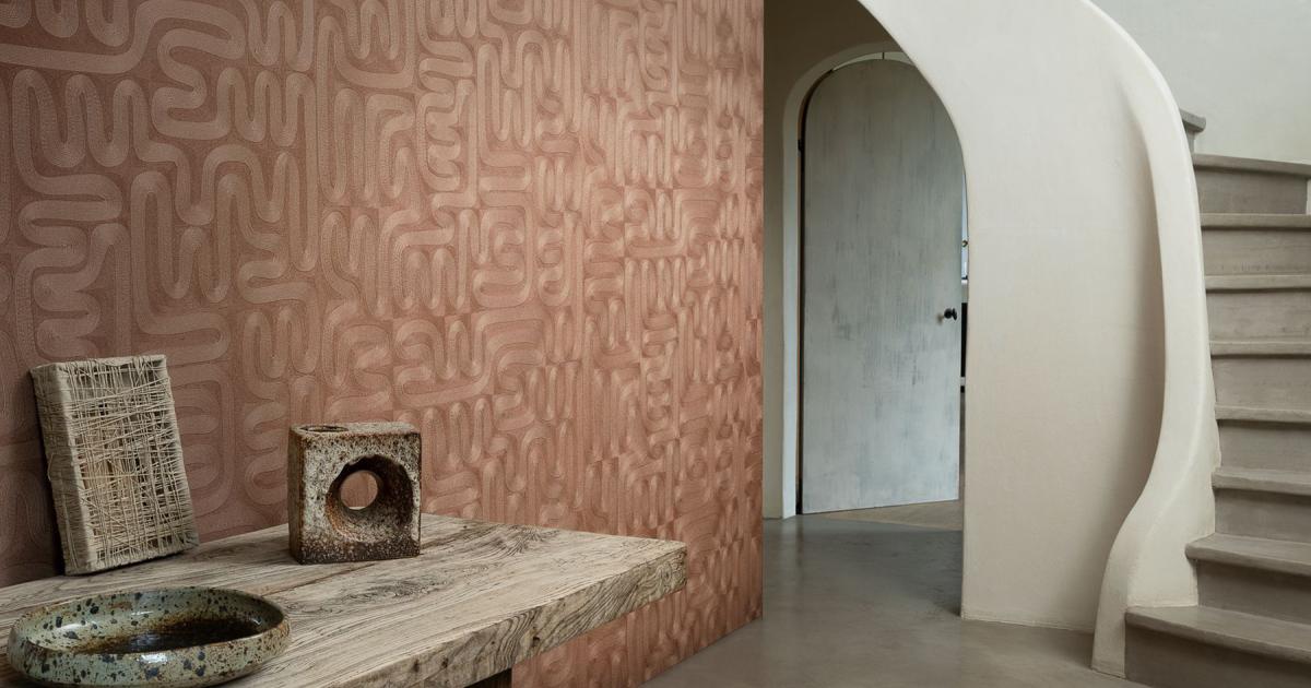 Arte Sarana — Mahogany wallpaper detail